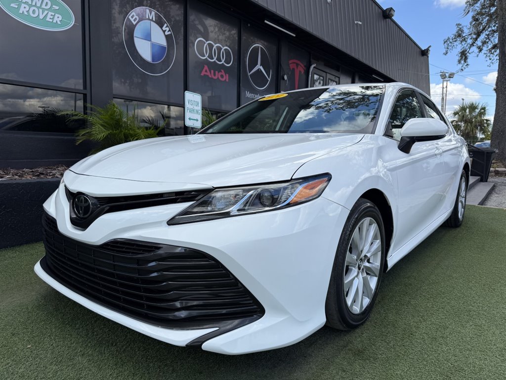 2020 Toyota Camry LE's photo