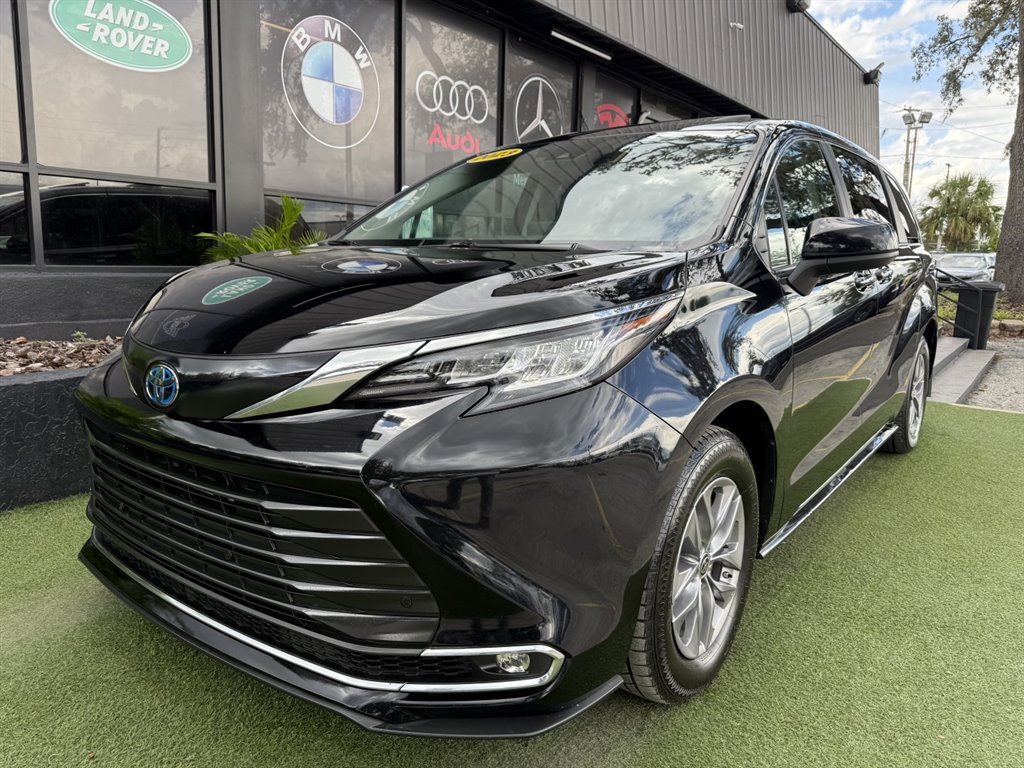 2023 Toyota Sienna XLE's photo